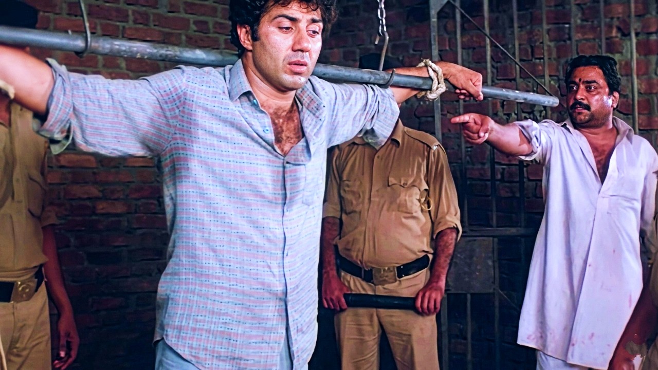 शहर से कानून पढ़कर आया है अब इसको गांव का असली कानून ब?