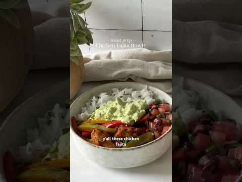Healthy dinner idea 👌🏻 Chicken Fajita Bowls with black bean salsa & avocado mash. Recipe below ⬇️