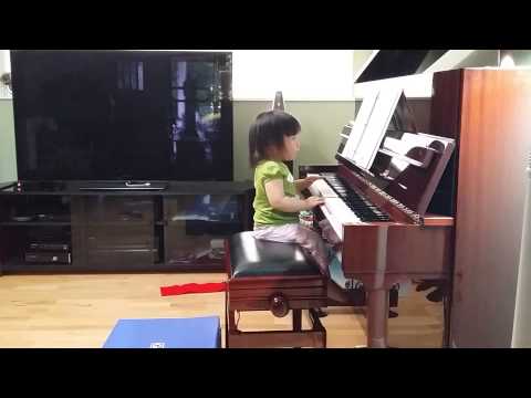 18 month Toddler Girl Self Learn Piano，岁半女童学钢琴。