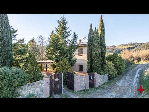 Vista dall'alto | Volterra (PI), Italy | Casale in pietra con piscina