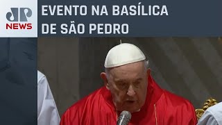 Papa Francisco participa da Vigília Pascal após não liderar procissão da Sexta-Feira Santa