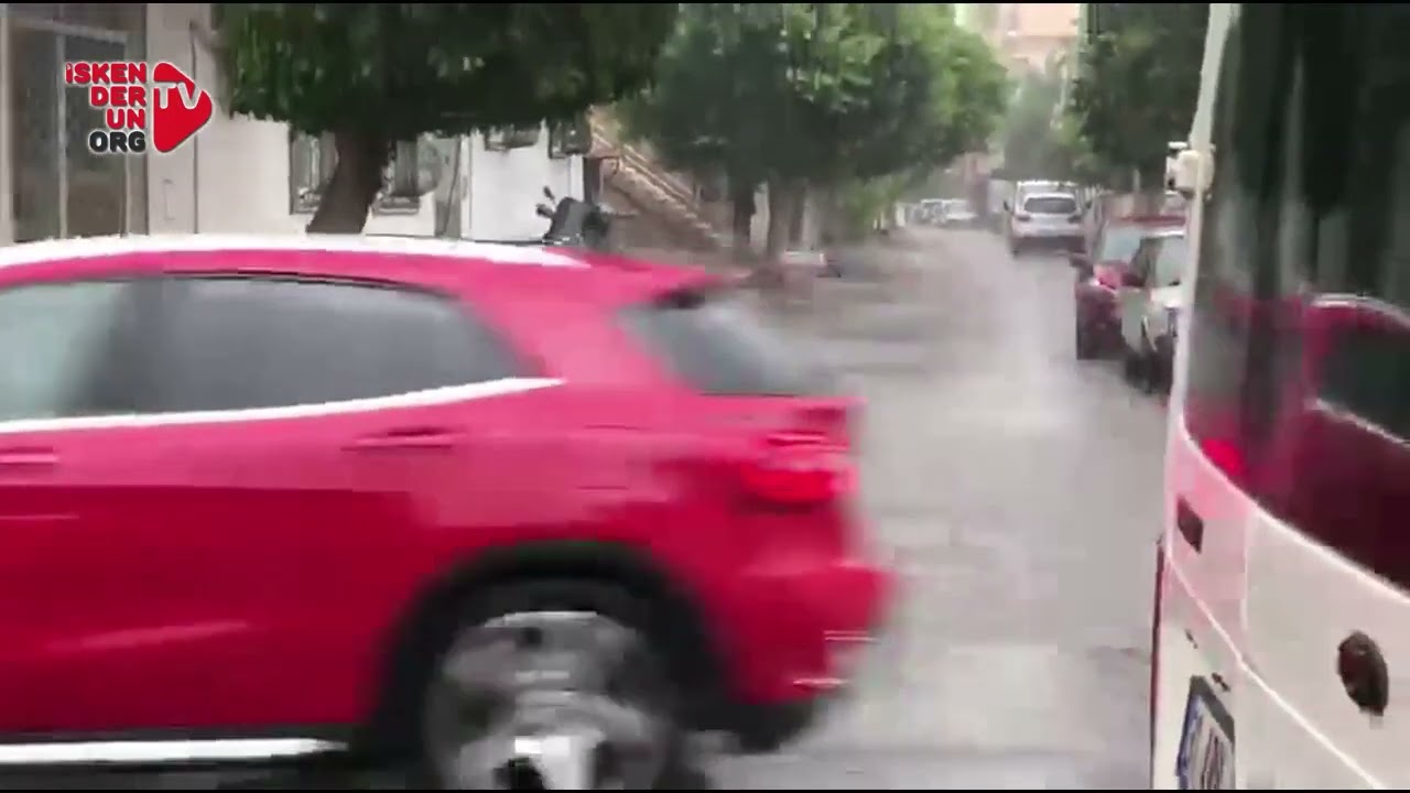 İskenderun’da Sağanak Trafiği Felç Etti!