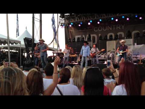 Clay Walker Has Tate Stevens Join Him Onstage To Sing "Fall" at Country Explosion 2013