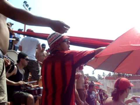 "Esta banda está de fiesta" Barra: La 12 &bull; Club: Alajuelense
