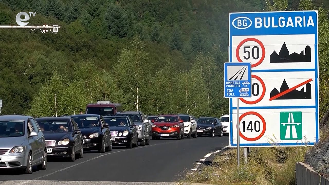 Поставят разделителни колчета в две отсечки по главния път за "Маказа"