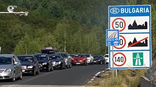 Поставят разделителни колчета в две отсечки по главния път за "Маказа"