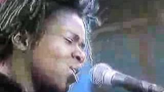 Tracy Chapman - Born To Fight (Live 1990)