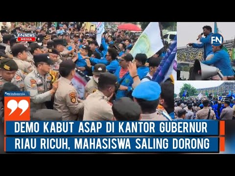 Demo Kabut Asap di Kantor Gubernur Riau Ricuh, Mahasiswa Saling Dorong