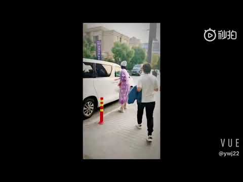 181018 Victoria - Leaving drama filming set