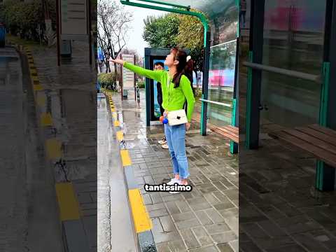 Sofia Sorprende Tutti con il Suo Impermeabile Tascabile! 😱🏃‍♀️🌈🌧️☔
