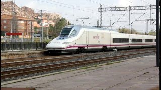preview picture of video 'Partida de um AVE S-102 da estação de Puertollano com destino a Malaga, 4/04/2012.'