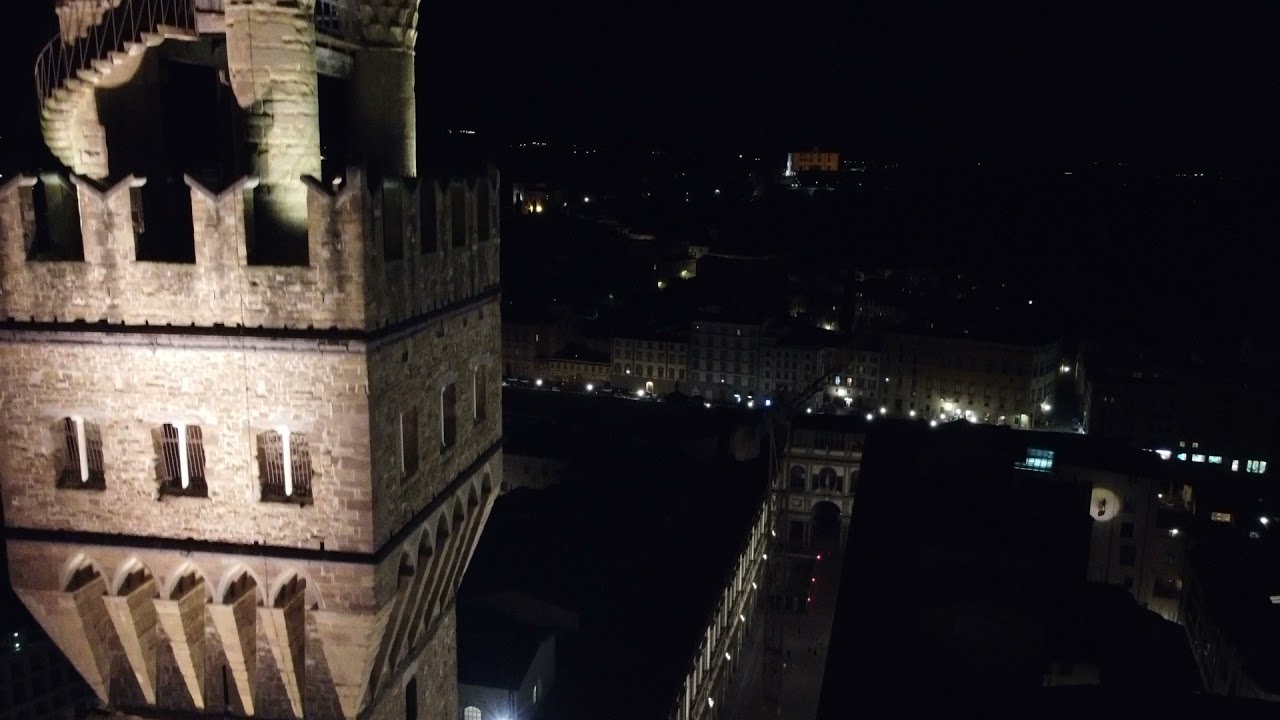 Behold the stunning nighttime drone capture of Palazzo Vecchio!