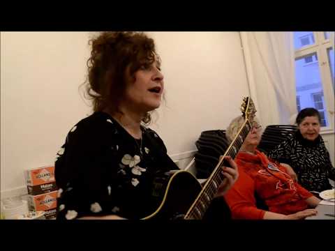 Channe Nussbaum synger til Pesach i Ubuntuhuset