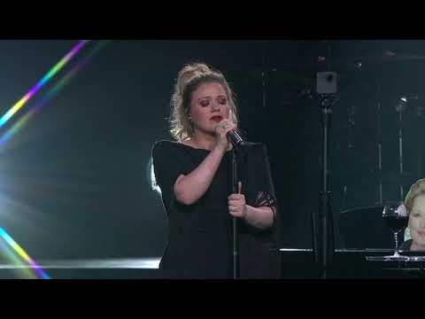 Kelly Clarkson - Dancing On My Own (Robyn Cover) [Live in Dallas, TX]