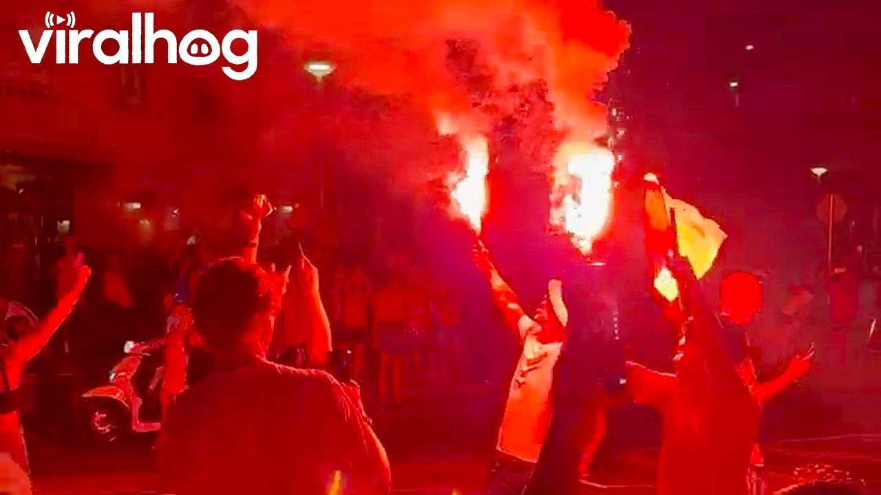 Fans Celebrate Spain’s World Cup Victory in Mallorca || ViralHog