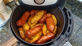 MAIS FÁCIL NÃO EXISTE! LINGUIÇA COM BATATA NA AIR FRYER! DOURADAS POR FORA E SUCULENTAS POR DENTRO!
