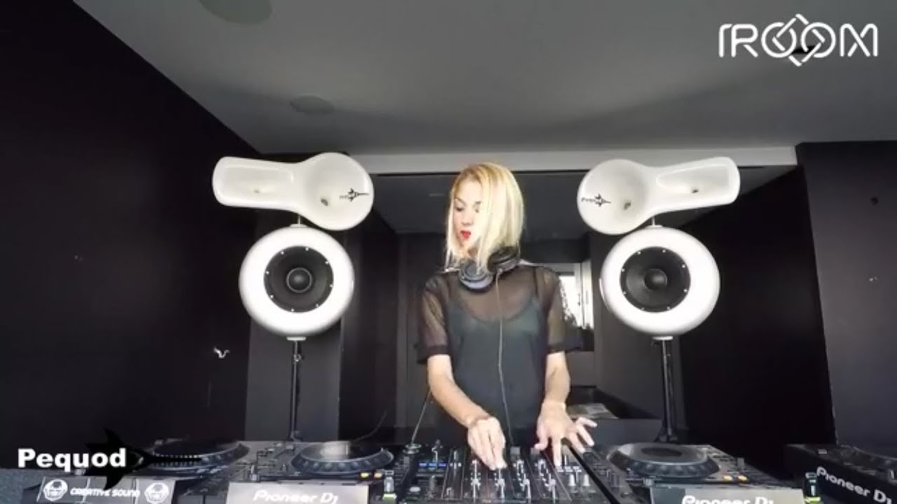 Viviana Casanov - Live @ ROOM FM Livestream, October 2017