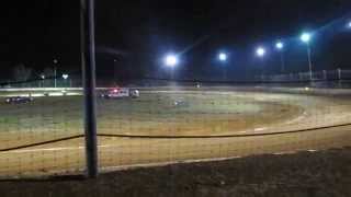 preview picture of video 'Kununurra Speedway - 1 Car loses wheel'