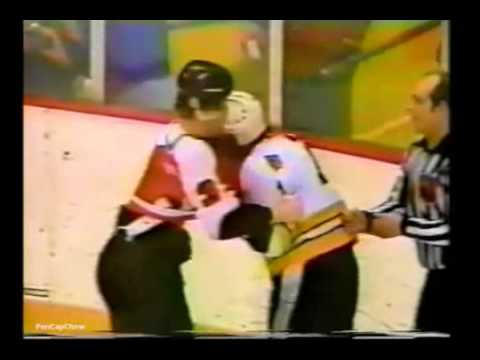 Hockeyfighters.cz  Keith Crowder vs Behn Wilson.wmv