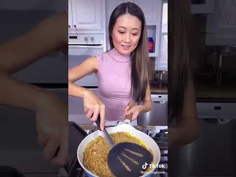 Craving a giant instant ramen sushi roll @cookingbomb has you covered