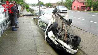 preview picture of video 'Accident Fundatura (Cluj) - doua persoane ranite, VW si Logan rasturnate in sant!'