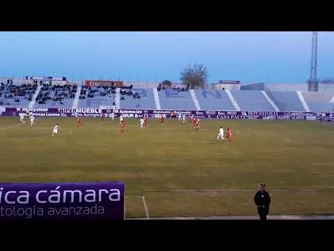 Juanlu centra como le viene y Pedro Beda remata de cabeza fuera