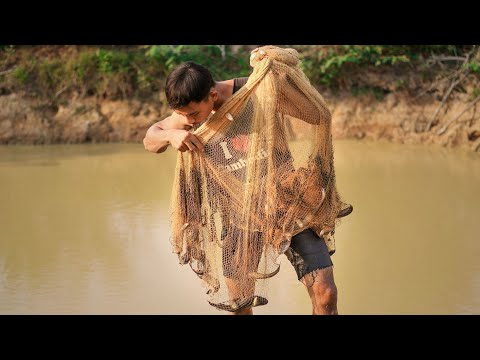 Most Satisfying Cast Net Fishing Video Catch Tons of Fish - Traditional Net Fishing