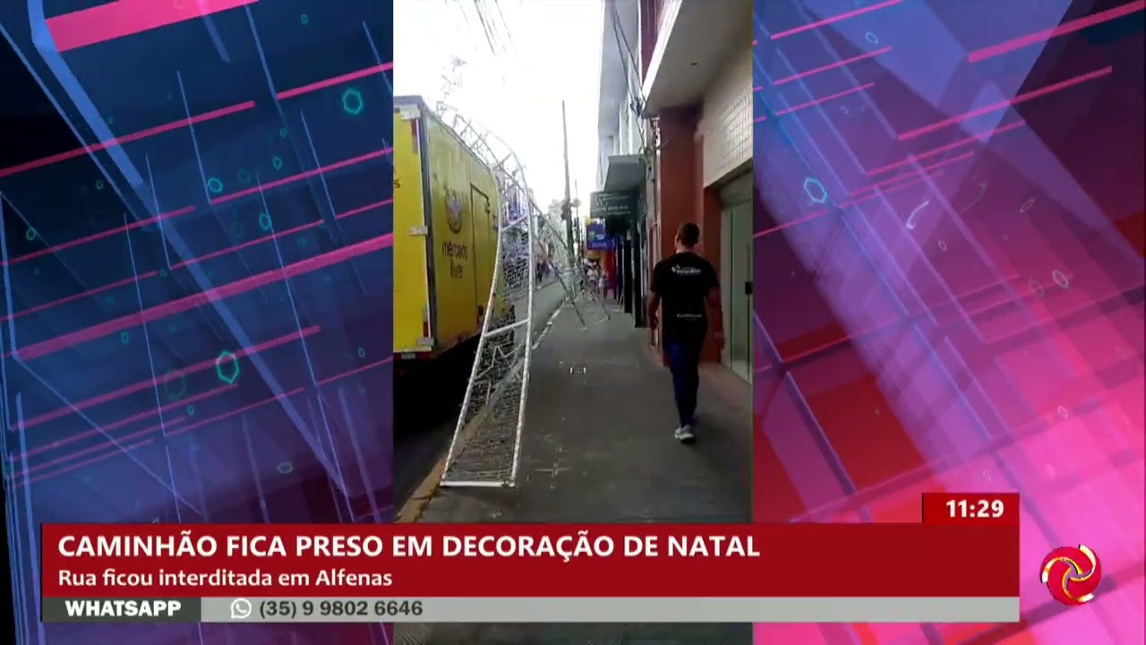 Caminhão fica preso em decoração de Natal em Alfenas