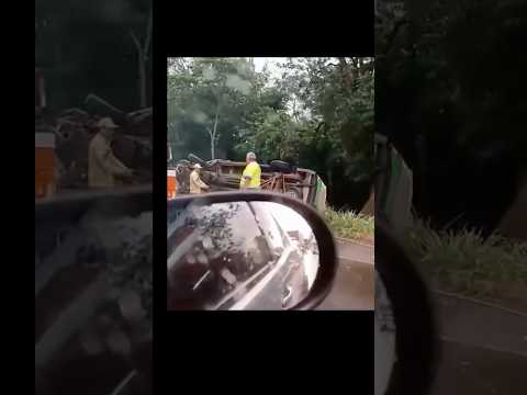 Acidente com van da saúde mobiliza resgate na BR 369 em Ubiratã