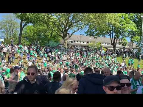 2022-05-15 SV Werder Bremen - SSV Jahn Regensburg - 2:0 - Ankunft des Fan-Marsches am Stadion