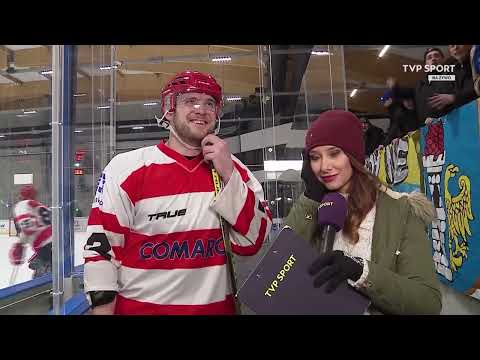 Kibice Unii Oświęcim "pozdrawiają" cracovie na wizji.