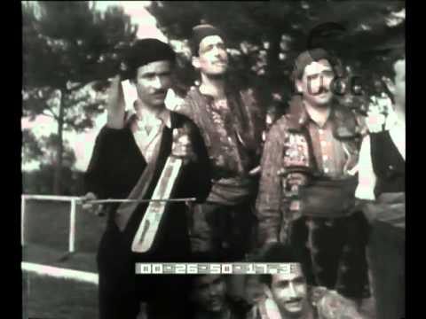 Danzano i turchi con coltelli e grancassa.