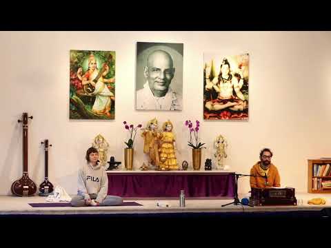 Hatha Yoga Mittelstufe Chakrakonzentration mit Momo Nilakantha Jii