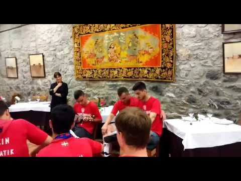 UROLA KOSTAKO HITZA. Anaitasunako jokalariak eskerrak ematen, kantuan