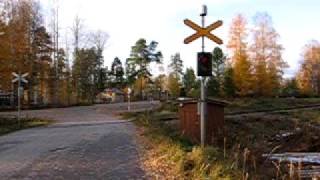 preview picture of video 'Finnish regional train H 747 passed Paloranta level crossing'