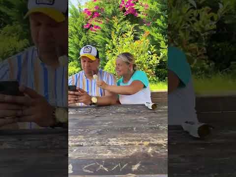 Sie weiß, wie man ihn dazu bringt, Eis zu essen😂 #shorts Bestes Video von BaldandBlonde