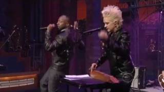 Wyclef Jean & Cyndi Lauper - Slumdog Millionaire ( Live At David Letterman )