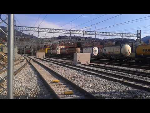 Partenza treno merci per la Svizzera dalla stazione di Luino