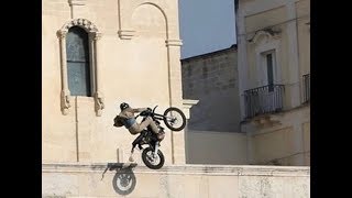 James Bond - No Time To Die: Bike jump onto square, Matera, Italy (new version)