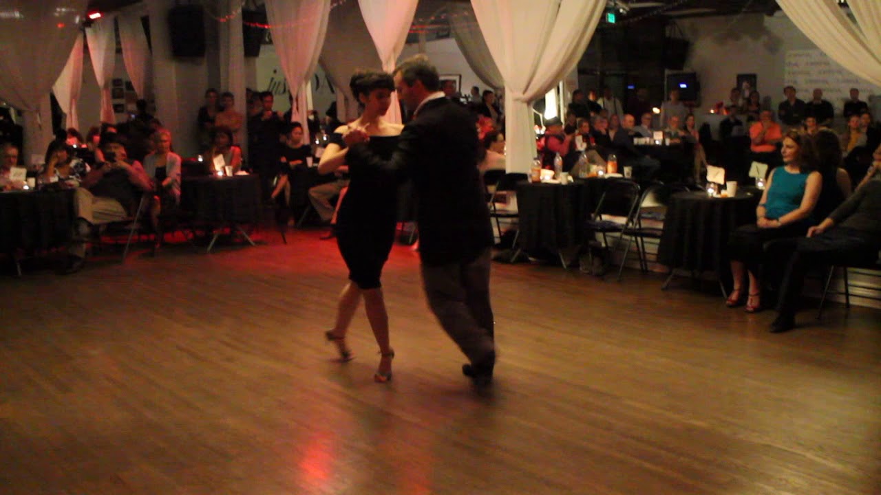 Video thumbnail for Adam Cornett & Naomi Harris bailan "Bajo un cielo de estrellas" Miguel Caló y su orquesta