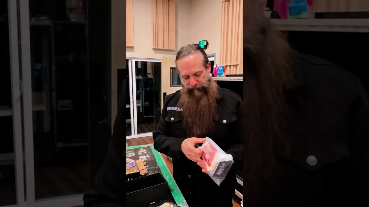 Dunlop Iron Maiden &lsquo;Killers&rsquo; Cry Baby wah pedal! - YouTube