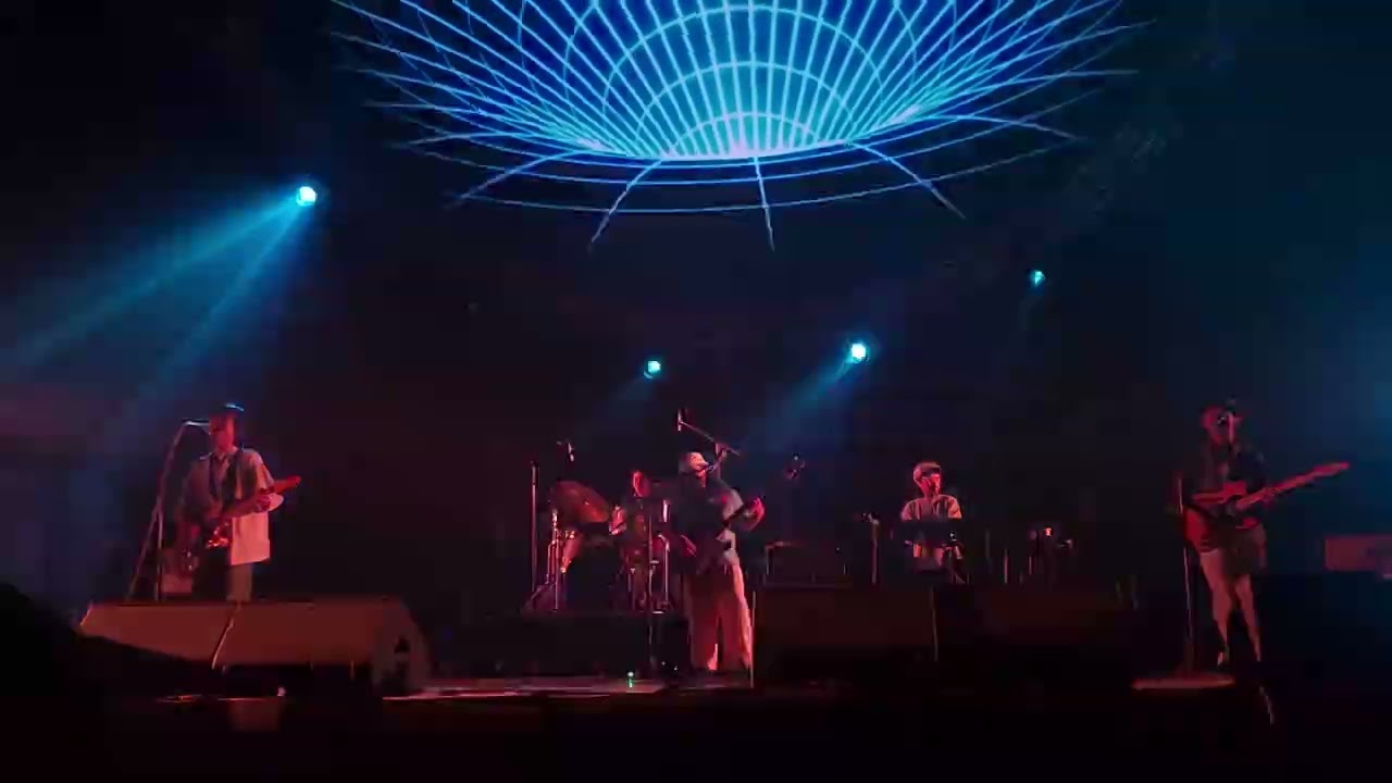 Experience a riveting live performance at the iconic SangSom MOONLAB!