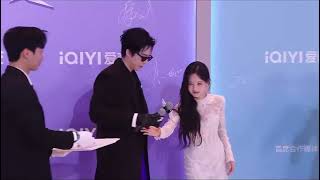 Download lagu Liu Yuning and Li Yitong have arrived on the 2025 iQiYi scream night red carpet mp3