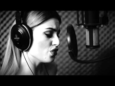 Simona Poposka offre une sublime interprétation de «How Deep Is Your Love»