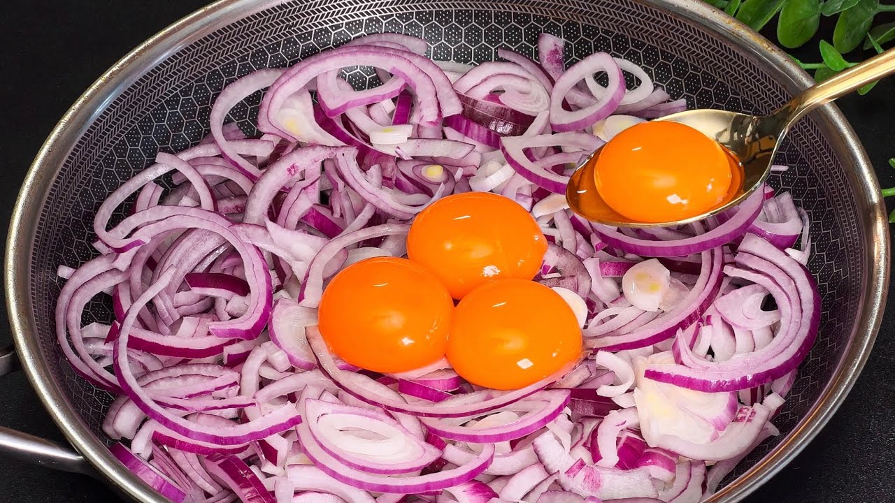 This is how my grandmother from the village always cooked. Simply pour the eggs over the onions!