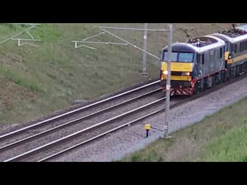 4S47 - DB90's - Donald leading Bumblebee3 15 minutes late past Searchlight Lane - 90021 & 90020