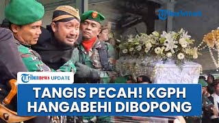Tangis KGPH Hangabehi Pecah hingga Dibopong saat Peti Jenazah Pakubuwono XIII Dinaikkan Kereta