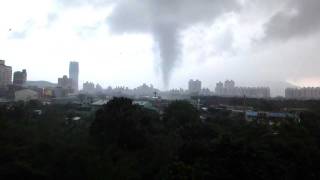 preview picture of video 'Taiwan Taipei Tornado 2011/05/12 台灣新北市新店龍捲風  距離不到500公尺  清晰'