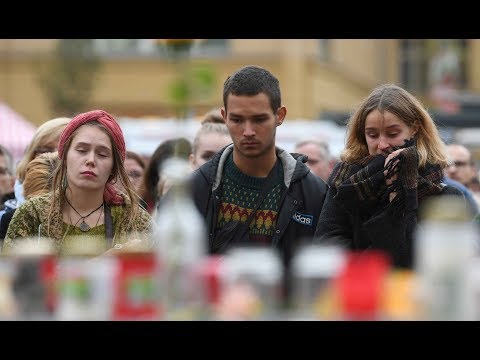 HALLE VERHARRT IN TRAUER: Bürger solidarisieren sich vor Synagoge