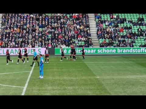 SC Heerenveen-supporters vieren de 1-0-goal van Sydney van Hoioijdonk in derby vs Groningen 19.03.23